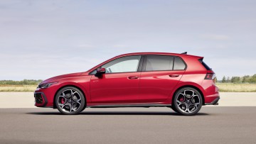 VW Golf GTI 2024 in rot in der Seitenansicht auf Flugplatz fotografiert
