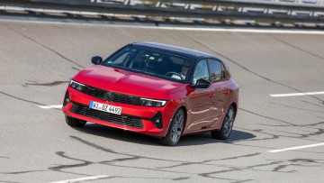 Im Test sind neun Sommerreifen der Dimension 225/45 R17 mit Opel Astra auf der Steilwandkurve