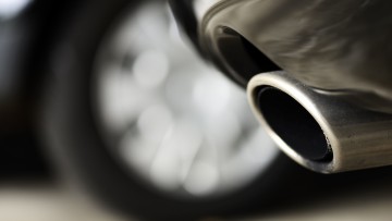 Auspuff an einem Auto Abgas Diesel Emission