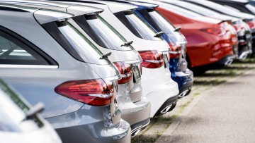 Gebrauchtwagen der Marke Mercedes "Junge Sterne" auf einem Parkplatz