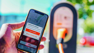 Das Laden des Elektro-Mietautos gelingt bei Sixt bald via App, über die eigentlich alles gesteuert wird, was zum Mietprozess dazugehört. Eine Ladekarte liegt dennoch im Auto