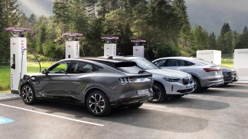 Ionity-Ladepark mit Elektroautos