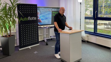 Matthias Engel im Webinar-Studio von Springer Fachmedien München hinter Pult vor großem Bildschirm