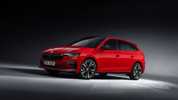 Skoda Scala in rot Aufnahme schraeg von vorn im Studio