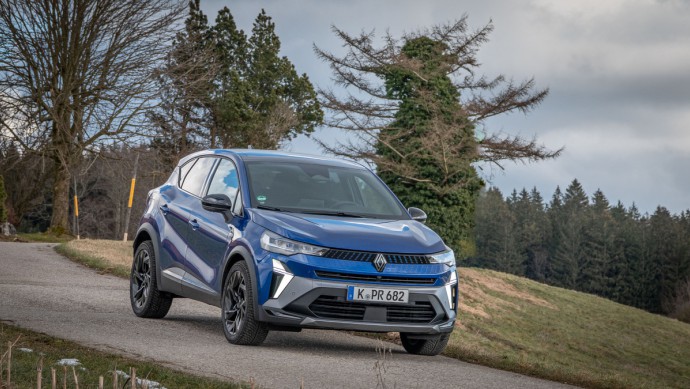 Renault Captur EDC 160 Esprit Alpine Renault Captur EDC 160 Esprit Alpine (2025) von schraeg vorn am Hang fotografiert, Captur in blau