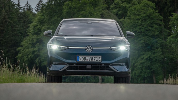 VW ID.7 Pro (77 kWh) VW ID.7 Pro Frontalaufnahme von vorn mit eingeschaltetem Abblendlicht