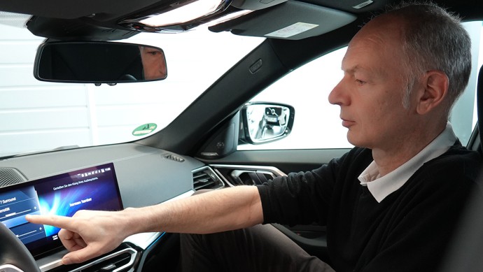 Im BMW i4 zeigt Philipp Göppl, wie der Sound perfekt generiert wird