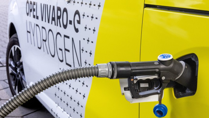 Opel Vivaro-e Hydrogen Opel Vivaro-e Hydrogen an Wasserstofftankstelle mit Zapfpistole am Anschluss